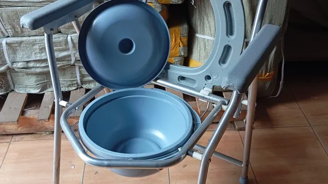 Folding commode chair with armrests and removable bucket